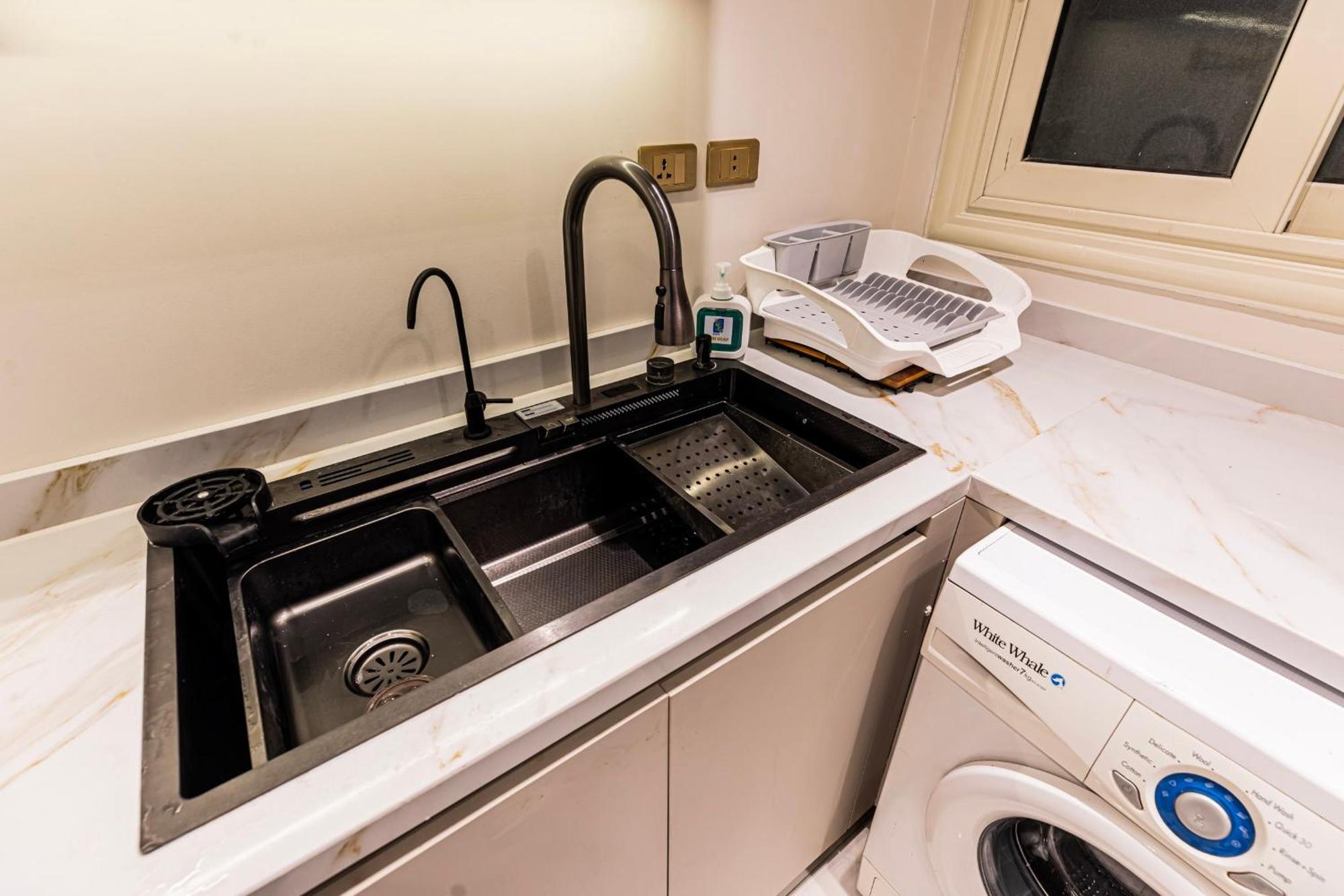 Imperial & Inviting 3bdr Duplex W Roof New Apartment *